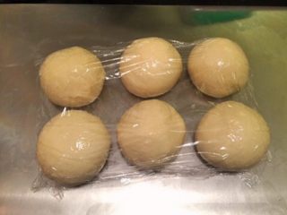 6、黄金吐司（老面法）,将面团轻压排气后平均分成6份，静置30分钟（两个450g吐司模）