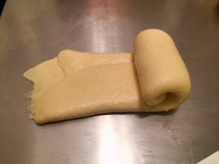 8、黄金吐司（老面法）,折三折后从上往下卷