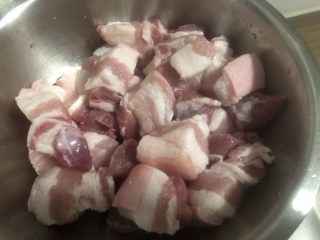 1、蛋黄肉粽,五花肉切小块，不喜欢太肥的可以选用梅花肉