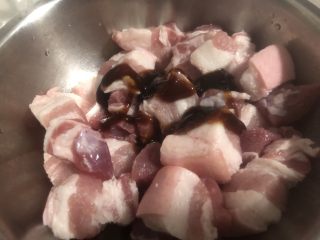 2、蛋黄肉粽,加入蚝油，以下佐料依个人口味添加