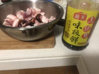 3、蛋黄肉粽,加入生抽