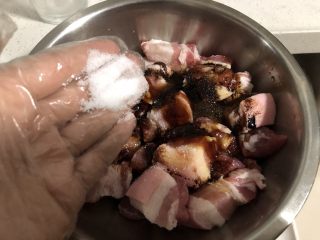 6、蛋黄肉粽,加入盐