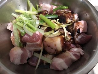 8、蛋黄肉粽,葱姜丝