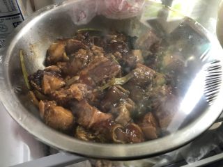 11、蛋黄肉粽,盖保鲜膜，放入冰箱冷藏过夜