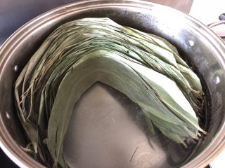 19、蛋黄肉粽,干粽叶，放入锅中煮开备用