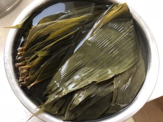 20、蛋黄肉粽,煮好的粽叶洗净，泡水备用