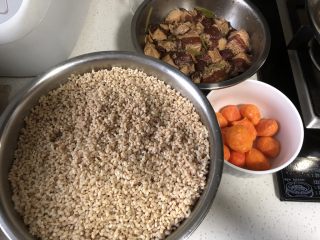 21、蛋黄肉粽,准备好的米肉蛋黄