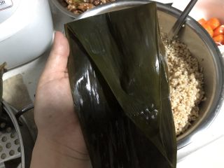 22、蛋黄肉粽,粽叶尖部向内折