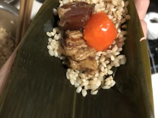 24、蛋黄肉粽,按顺序放入米，肉，蛋黄，米
