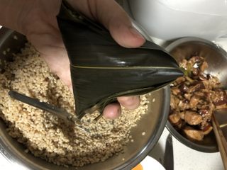 28、蛋黄肉粽,捏紧，粽子就包好了