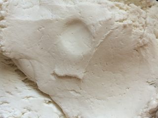 3、紫薯汤圆,把糯米粉与占米粉倒在一起拌匀,倒入适量的温开水,搓面