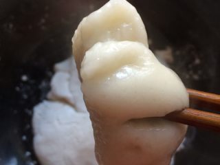 5、紫薯汤圆,把煮熟的粉团放到刚醒的粉团中