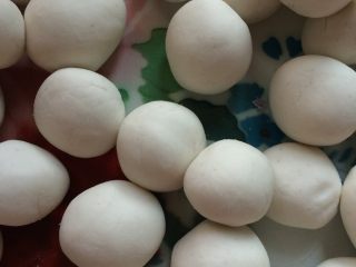 8、紫薯汤圆,糯米团也搓成小球,做汤圆皮,不过要比薯球大,要不包不了,露馅