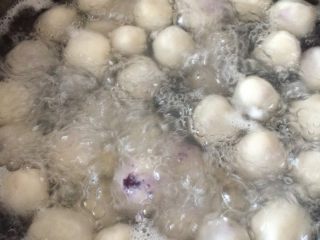 10、紫薯汤圆,烧开水,加适量白糖,三片姜片,放入做好的汤圆,不要给沾锅,等汤圆浮起,关小火,煮五分钟就熟了