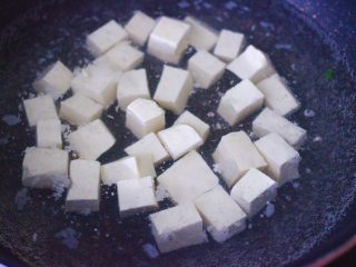 4、双椒烩双色豆腐,锅中加入清水大火烧开,放入豆腐进行焯水,煮一分钟捞出即可。