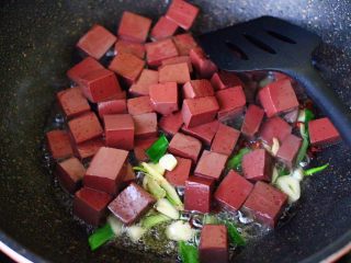 7、双椒烩双色豆腐,先加入焯过水的猪血。