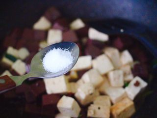 11、双椒烩双色豆腐,根据个人口味,加入适量的盐调味。