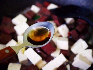 9、双椒烩双色豆腐,这个时候先倒入料酒。