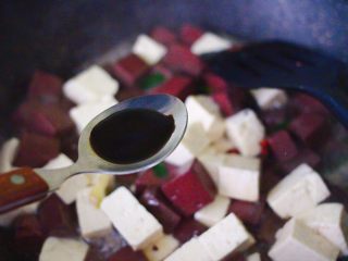 10、双椒烩双色豆腐,再加入生抽调味调色。