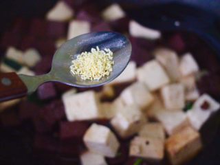 12、双椒烩双色豆腐,最后加入鸡精调味。