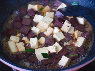 13、双椒烩双色豆腐,锅中加入适量的高汤,没有高汤直接加入清水,大火烧开之后,小火炖10分钟左右。