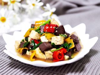 17、双椒烩双色豆腐,啦啦啦,营养丰富又健康好吃的双椒烩双色豆腐出锅咯。