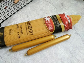 1、茄汁牛肉穿肠意面,准备好两支火腿和意面