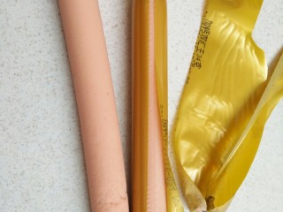 2、茄汁牛肉穿肠意面,火腿肠剥去皮