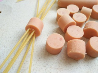 3、茄汁牛肉穿肠意面,切成小段，然后五六根插在一小块火腿上面