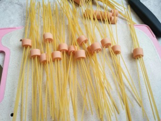 4、茄汁牛肉穿肠意面,全部都穿插完毕