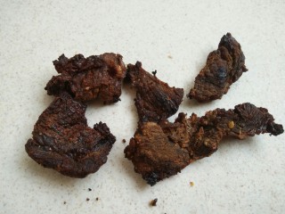 5、茄汁牛肉穿肠意面,准备好几块牛肉干