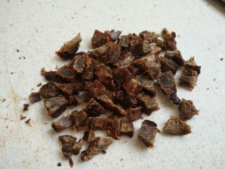 6、茄汁牛肉穿肠意面,将牛肉干切成小粒