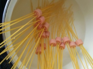 7、茄汁牛肉穿肠意面,锅中烧一锅开水，意面放进去煮开