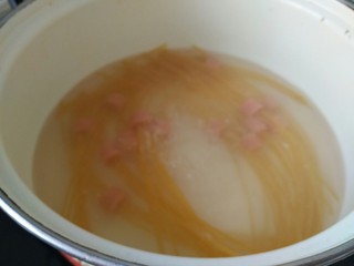 8、茄汁牛肉穿肠意面,一会儿煮软了，搅拌几下