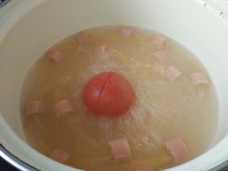 10、茄汁牛肉穿肠意面,放在正在煮面的锅中烫去皮