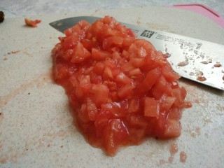 12、茄汁牛肉穿肠意面,然后再将它切碎