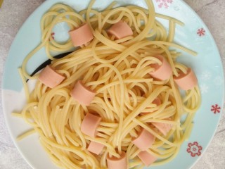 13、茄汁牛肉穿肠意面,面煮十几分钟左右就可以捞出，不用拔凉