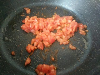 14、茄汁牛肉穿肠意面,另找一锅放油，再放入番茄炒