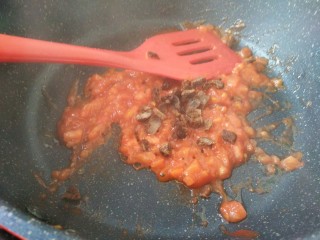 16、茄汁牛肉穿肠意面,继续加入牛肉粒，炒匀