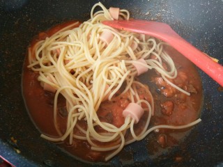 18、茄汁牛肉穿肠意面,然后意面倒入