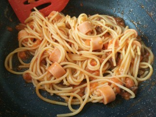 19、茄汁牛肉穿肠意面,炒匀了，不用炒时间太久，直接拌匀就可以了