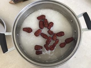 1、粽子,糯米和大枣先泡上，最好泡一个晚上。