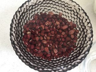 2、粽子,红豆单独泡上，量不用太多，糯米我也没称量，大概的量就可以。