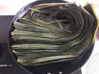 3、粽子,粽子叶用水煮，水开了就泡在这个水里就行。