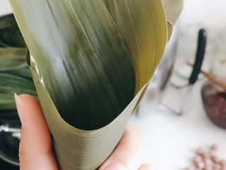 6、粽子,把粽子叶像这样用手握着，上面就是三个角，加上最下面就是四个角。