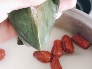 9、粽子,粽子叶两侧往里折一点，把这个角更突出一些。