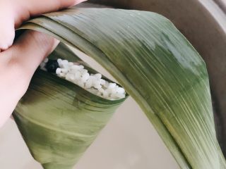 10、粽子,上面的粽子叶把这个角整个包住。