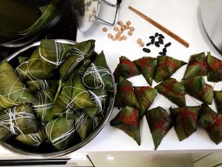 12、粽子,包不同口味就用了不同颜色的线。用电压力锅找到合适的档位压，水一定要没过粽子才行。