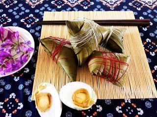 13、粽子,粽子配咸鸭蛋简直就是绝配，好吃，我不太喜欢沾白砂糖吃，所以这咸口的最合我胃口。