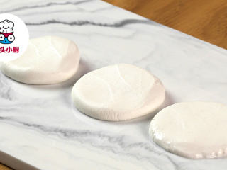 1、自制彩色琉璃汤圆,糯米粉40g加温水30ml，和成面团，拍成小饼，放入滚水中煮熟